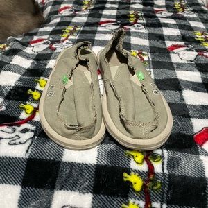 BRAND NEW NEVER WORN SANUKS